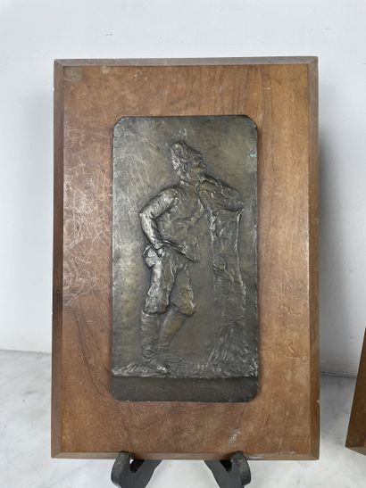 Deux plaques en bas-relief, alliage cuivreux...