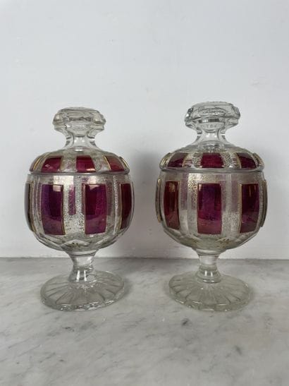Paire de bonbonnières couvertes en verre...
