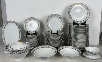 Service en porcelaine dure blanche bordé...