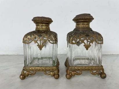 Paire de flacons à parfum en cristal taillé,...