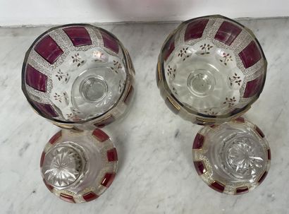 Paire de bonbonnières couvertes en verre...