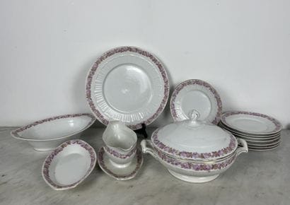 Fraureuth Rose-decorated porcelain service
White...