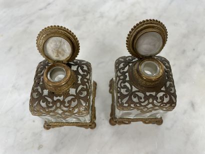 Paire de flacons à parfum en cristal taillé,...
