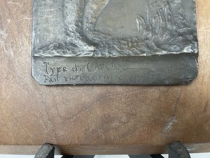 Deux plaques en bas-relief, alliage cuivreux...