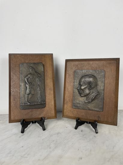 Deux plaques en bas-relief, alliage cuivreux...