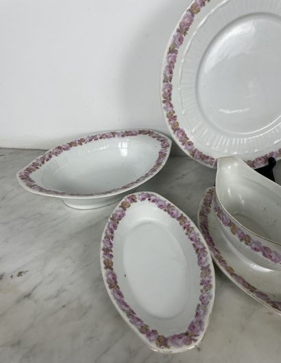Fraureuth Rose-decorated porcelain service
White...