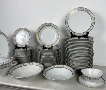 Service en porcelaine dure blanche bordé...
