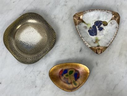 Set of three ashtrays: two in polychrome...
