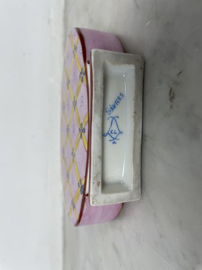 Sèvres/Paris, XIX - XX century - Oval hard-paste...