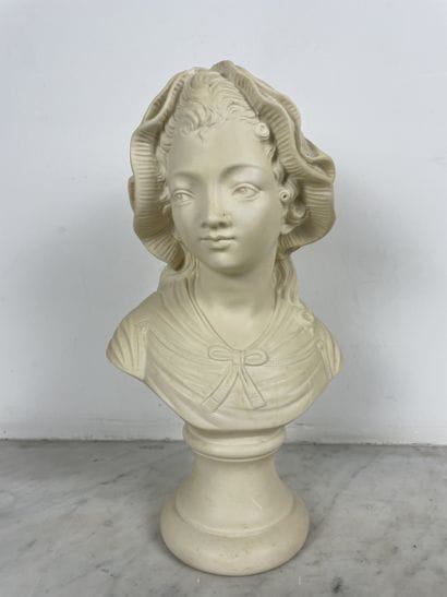 Buste de jeune femme au bonnet, résine patinée...