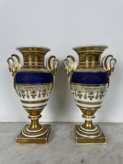 Pair of covered vases After Sèvres, porcelaine...
