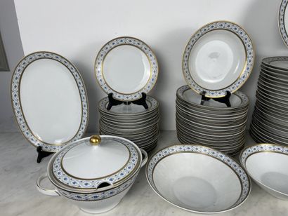 Service en porcelaine dure blanche bordé...