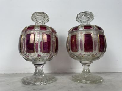 Paire de bonbonnières couvertes en verre...