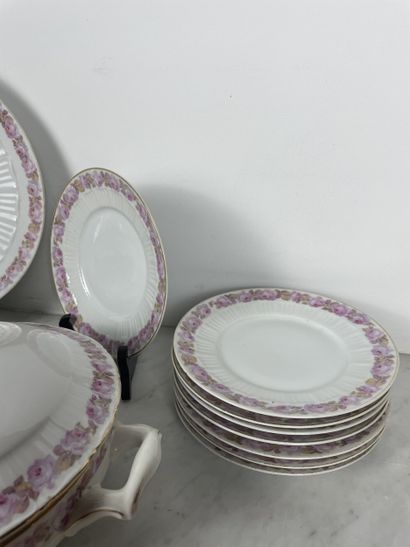 Fraureuth Rose-decorated porcelain service
White...