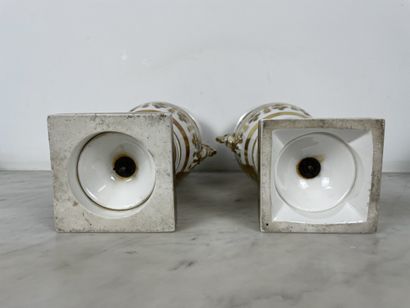 Pair of covered vases After Sèvres, porcelaine...