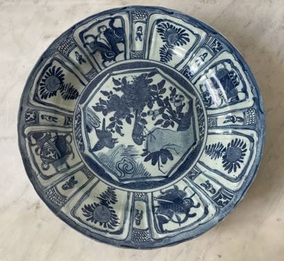 Plat en faïence à décor bleu, dans le goût...