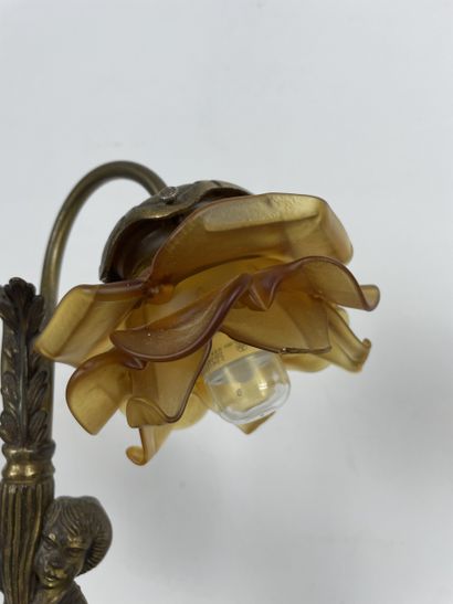 Double tulip table lamp, putto 
Patinated...