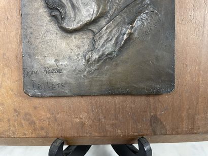Deux plaques en bas-relief, alliage cuivreux...