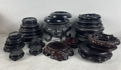 Lot d'une vingtaine de socles de présentation...