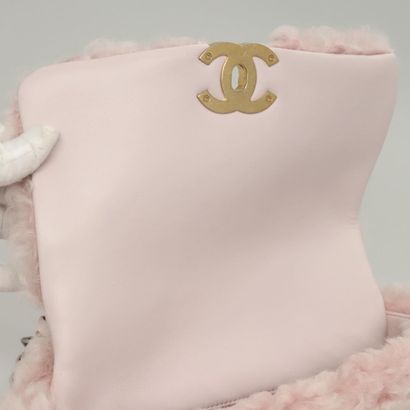Chanel Shearling Pink
Shoulder bag in pink...