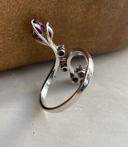 Ring in 18K white gold with ruby cluster...