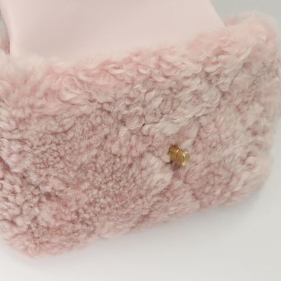 Chanel Shearling Pink
Shoulder bag in pink...