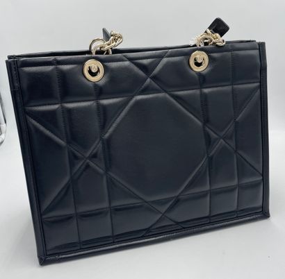 Dior Essential Tote
Quilted calfskin Essential...