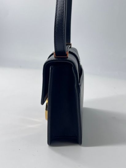 Dior 30 Montaigne Flap Bag
Leather shoulder...