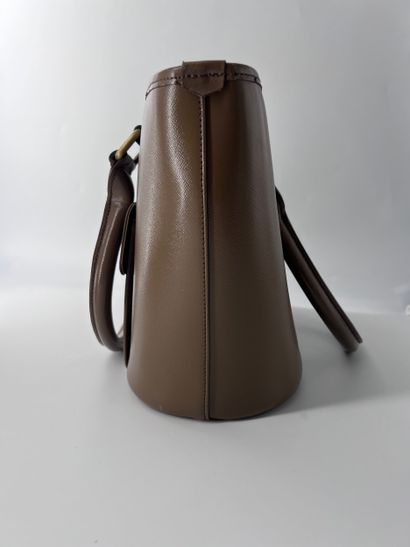 Burberry Tote Bag
Leather tote bag by Burberry.
Large,...