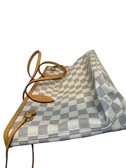 Louis Vuitton Neverfull PM
Damier canvas...
