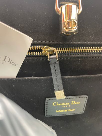Dior Essential Tote
Quilted calfskin Essential...