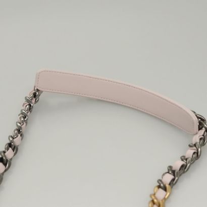 Chanel Shearling Pink
Shoulder bag in pink...