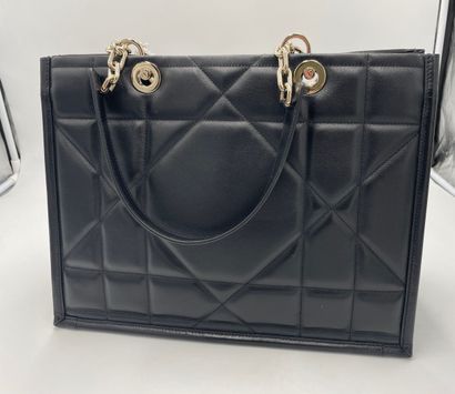 Dior Essential Tote
Quilted calfskin Essential...
