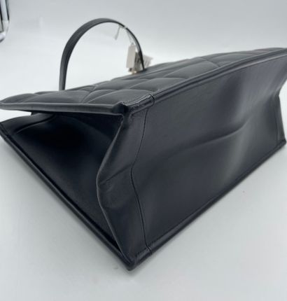 Dior Essential Tote
Quilted calfskin Essential...