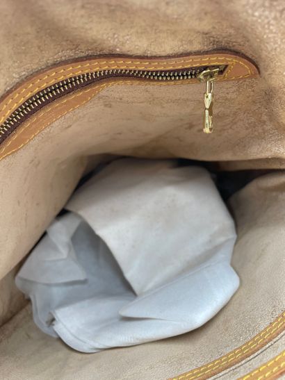 Louis Vuitton Bucket GM
Monogram canvas bucket...