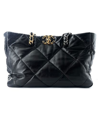 Chanel 19 Shopping Bag
Quilted leather shopping...