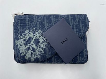 Dior Saddle Triple Pouch
Oblique canvas cross-body...
