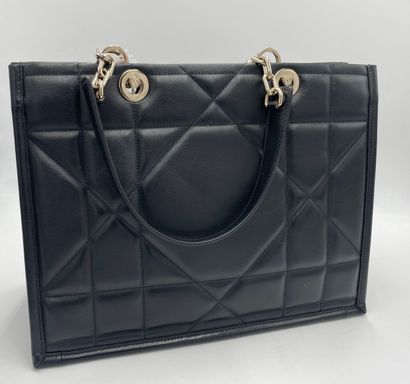 Dior Essential Tote
Quilted calfskin Essential...
