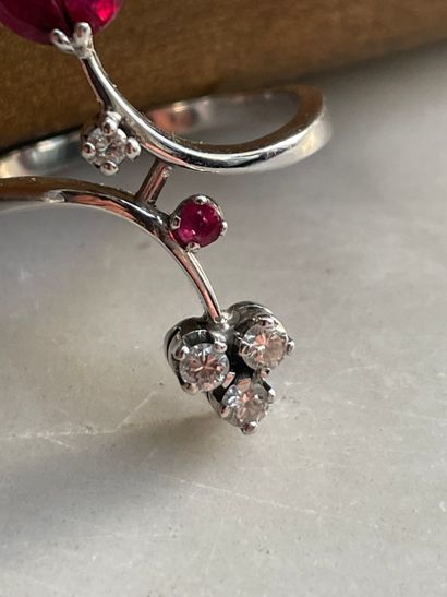 Ring in 18K white gold with ruby cluster...