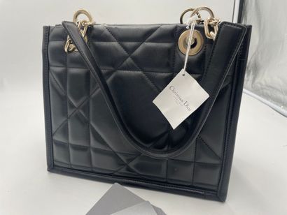 Dior Essential Tote
Archicannage quilted...
