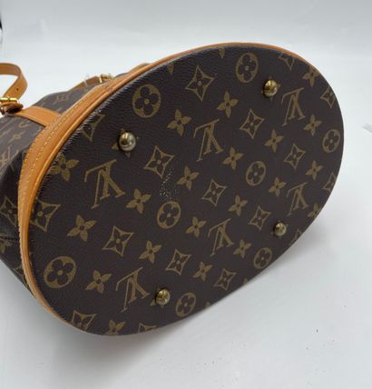 Louis Vuitton Bucket GM
Monogram canvas bucket...