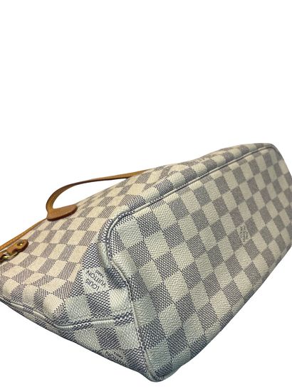 Louis Vuitton Neverfull PM
Damier canvas...
