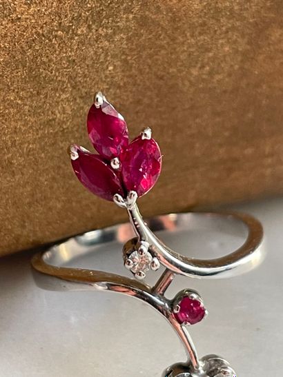 Ring in 18K white gold with ruby cluster...