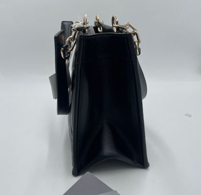 Dior Essential Tote
Archicannage quilted...