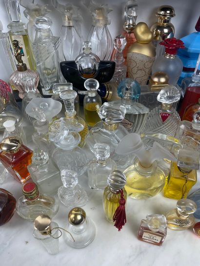 Lot of over 100 miniatures and perfume bottles...