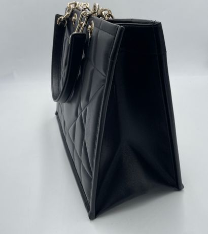 Dior Essential Tote
Quilted calfskin Essential...