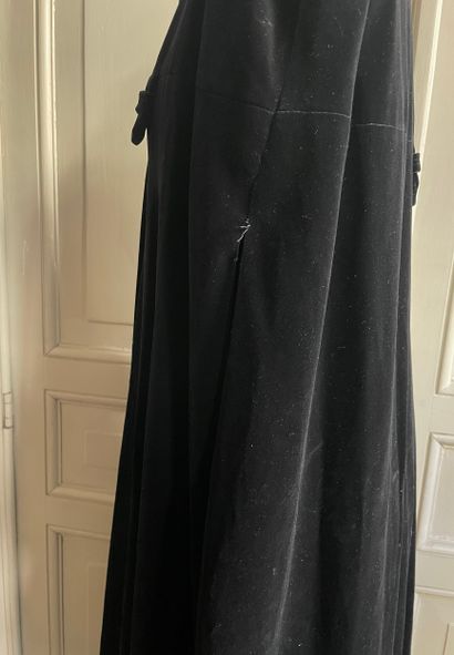Ted Lapidus Long black velvet cape

Long...