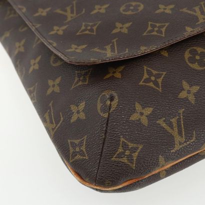 Louis Vuitton Musette
Shoulder bag in Monogram...