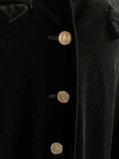 Ted Lapidus Long black velvet cape

Long...