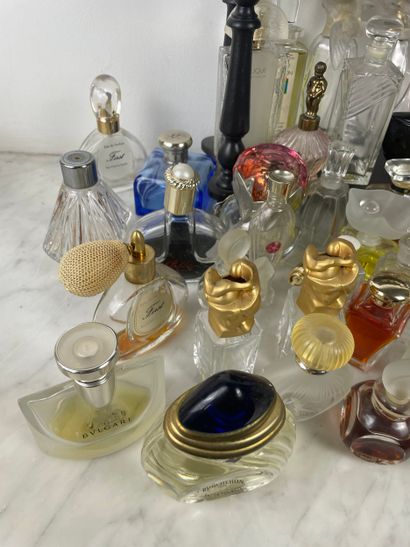Lot of over 100 miniatures and perfume bottles...